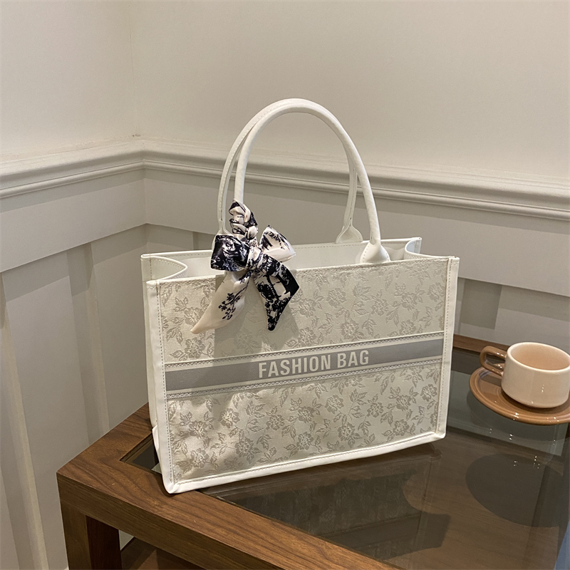 Women Bags On Sale - กระเป๋าโท้ทผู้หญิงสุดหรู ดีไซน์ลายปักดอกไม้ หนัง PU พร้อมผ้าพันคอ สำหรับเดินทางและช้อปปิ้ง