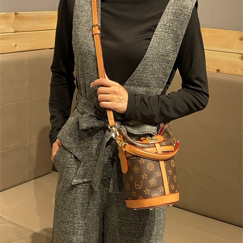 กระเป๋าผู้หญิงแบรนด์หรูหราแบบเ - Women Bags High End Brands บทวิจารณ์และราคา